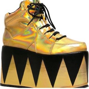 Y Ru Qozmo Politan gold holographic embroidered alien 4” platforms EU 41 US 10